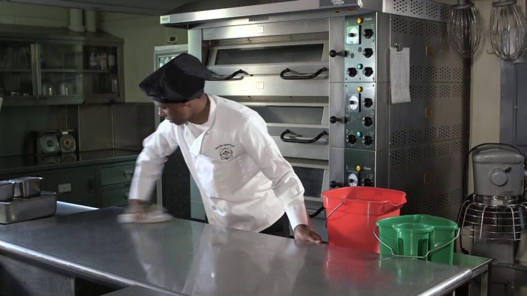 ¿Qué productos y equipos se usan en la limpieza en cocinas industriales?